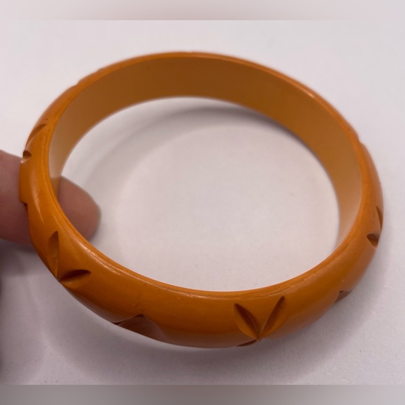 Vintage Bakelite Butterscotch Deep Carved Design Bangle Bracelet Orange Tone - Picture 3 of 8